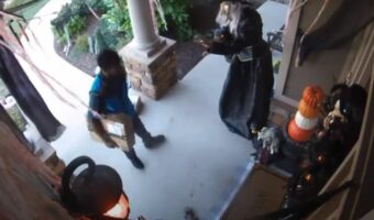 ハロウィンの飾り付けにギョッ!動く魔女に気を引かれていたら・・、突然動き出した違う装飾に配達員さんビックリ!!【アメリカ・動画】