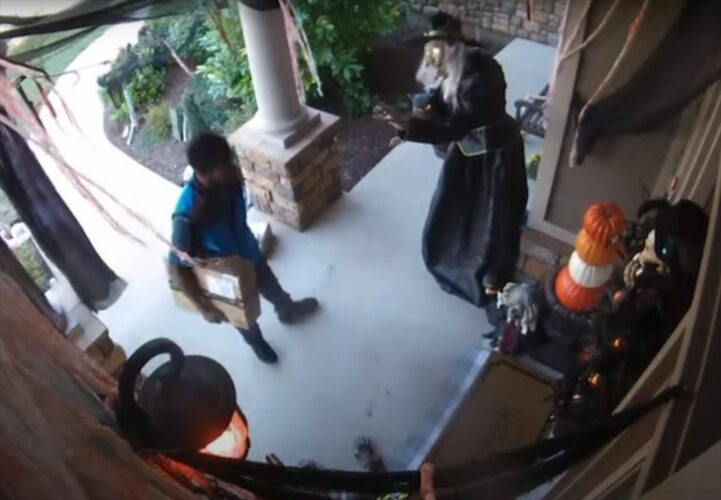 ハロウィンの飾り付けにギョッ！動く魔女に気を引かれていたら・・、突然動き出した違う装飾に配達員さんビックリ！！【アメリカ・動画】