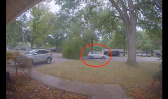 ギリギリ間一髪すぎる!アメリカの住宅街の静かな道を一台の車が走っていたその時、驚きの事態が!!【アメリカ・動画】