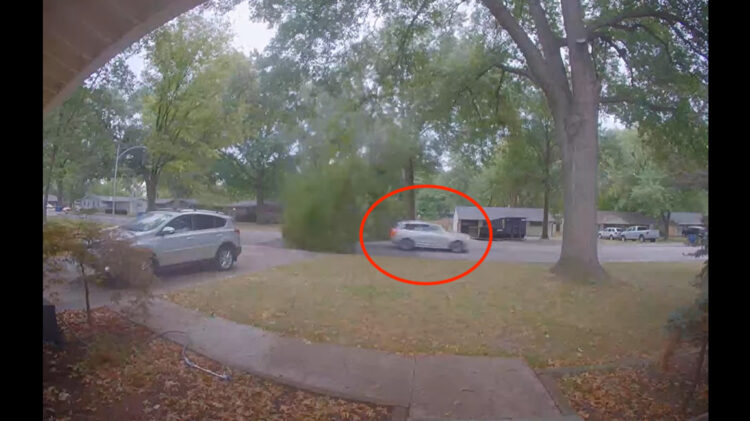 ギリギリ間一髪すぎる！アメリカの住宅街の静かな道を一台の車が走っていたその時、驚きの事態が！！【アメリカ・動画】