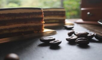 チョコレートのコーティングされた「ガトー・オペラ」とはどんなケーキ？どこで生まれたの？「ザッハトルテ」との違いは？