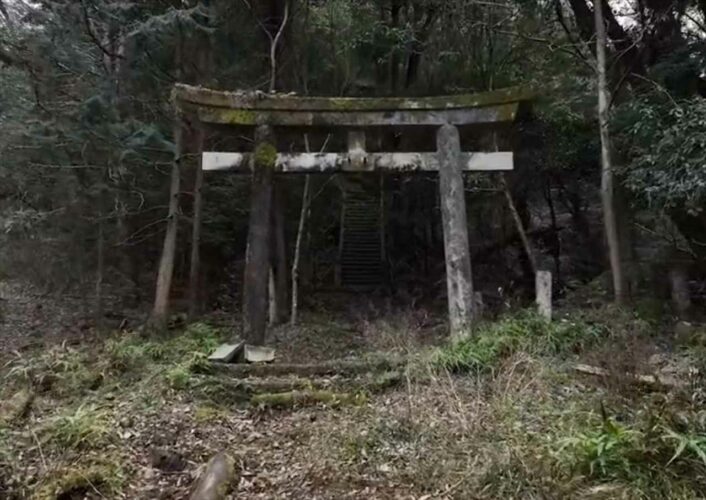 神隠しに遭いそうな廃神社が話題に！鳥居を通り抜けると、まるで異世界にでも迷い込んだような光景が待っていた・・・
