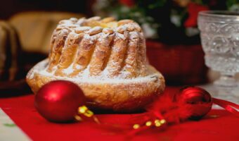 山のような形をした洋菓子「クグロフ」、「カヌレ」も似たような形状だけど、違いはサイズだけ？それとも全く異なる？