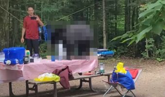 バースデーキャンプにとんでもないお客さんがやって来た！どうやってもテーブルから離れないけど、まさか狙いはバースデーケーキ！？