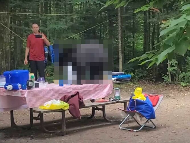 バースデーキャンプにとんでもないお客さんがやって来た！どうやってもテーブルから離れないけど、まさか狙いはバースデーケーキ！？