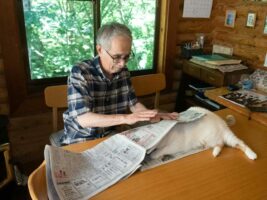 まるでジブリのワンシーンのようなお父様と愛猫の関係が素敵！新聞を読むのを邪魔されていたので、新聞で包んでみると