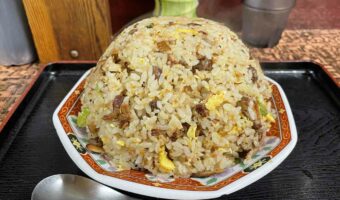インパクトがすんごいラーメン屋さんが話題に！チャーハンの量が規格外で驚かされるも、ついてきたスープにさらに驚愕！！