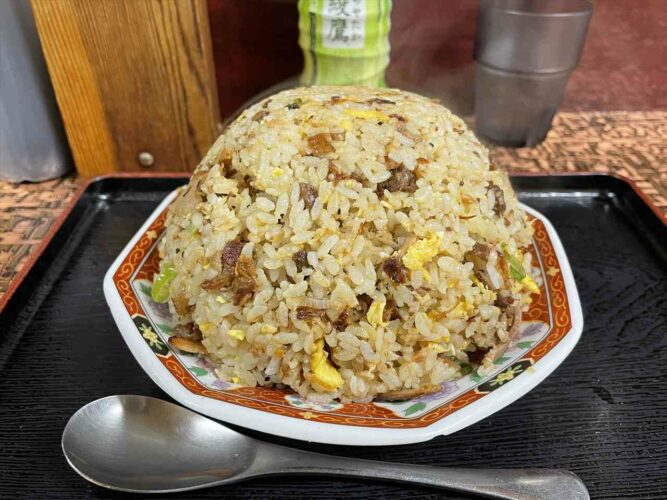 インパクトがすんごいラーメン屋さんが話題に！チャーハンの量が規格外で驚かされるも、ついてきたスープにさらに驚愕！！