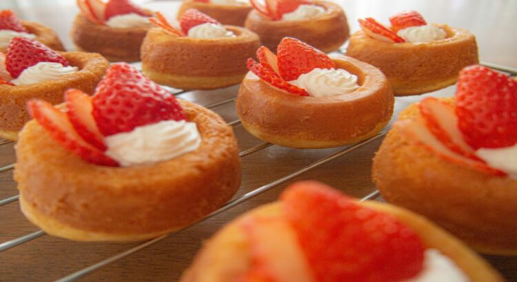 「サバラン」とはどんな洋菓子？「ババ」とは別物なの？かけられている洋酒にはどんなものがある？