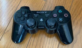 【Twitterで話題の謎】5年前に新品で買った冷蔵庫からキンキンに冷えたPS3のコントローラーが発掘される!尚、冷蔵庫の持ち主宅にPS3はない・・・