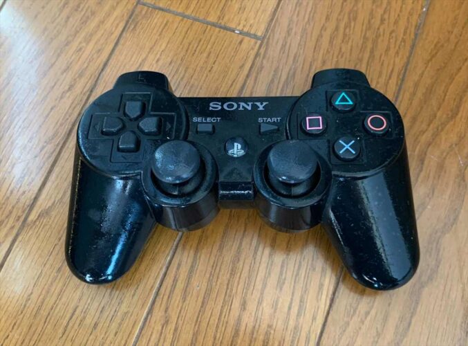 【Twitterで話題の謎】5年前に新品で買った冷蔵庫からキンキンに冷えたPS3のコントローラーが発掘される！尚、冷蔵庫の持ち主宅にPS3はない・・・