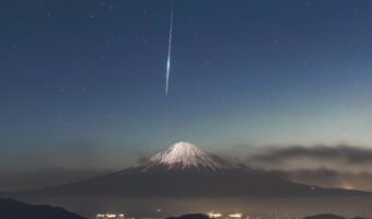 【奇跡の一枚】火球と富士山のコラボを捉えた写真がまるで映画のポスターのよう