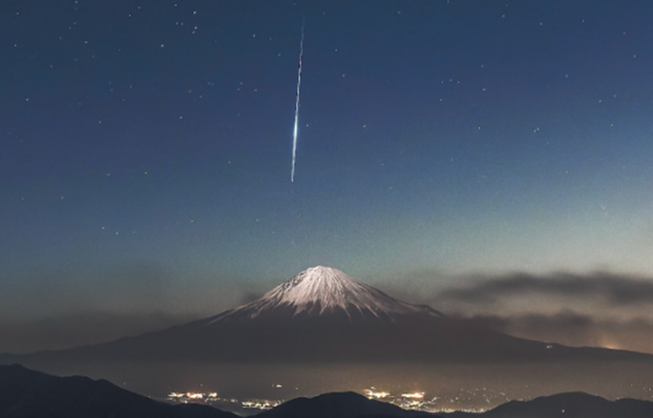 【奇跡の一枚】火球と富士山のコラボを捉えた写真がまるで映画のポスターのよう