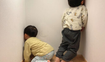 完全に予想外!2歳と3歳がかくれんぼをする光景が可愛いすぎた!