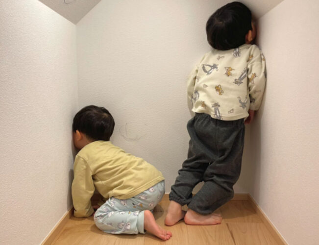 完全に予想外！2歳と3歳がかくれんぼをする光景が可愛いすぎた！