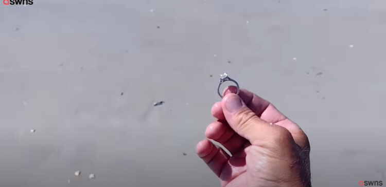 金属探知機で宝さがしをする動画を投稿しているTikTokerが$40000相当の指輪を発見し話題に！更に彼はその指輪の持ち主を探しました。