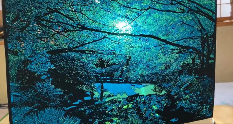 切り絵を光に透かして見ると！それはそれは美しい光景がそこには広がっていました。