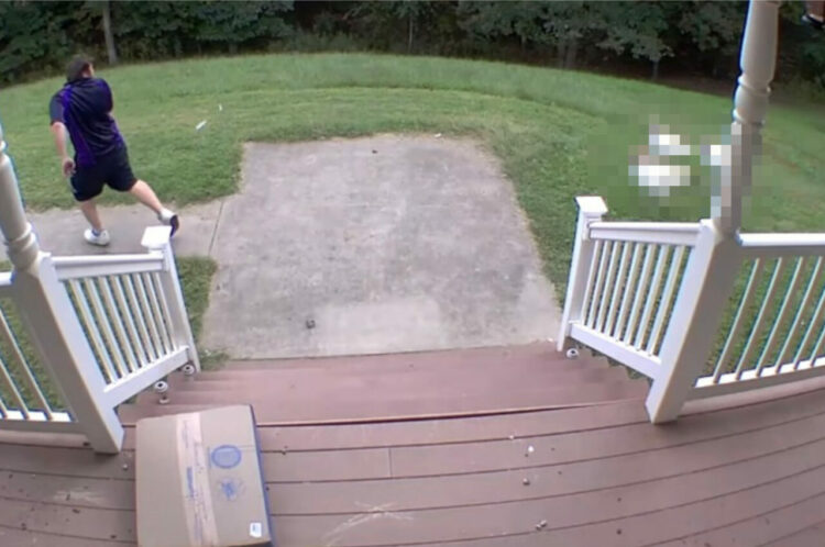 荷物を届けに来た配達員さん。置き配をして去ろうとしたその時・・「ある生き物」から追いかけられてビックリ！！【アメリカ・動画】