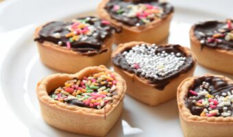 「アラザン」とはなんのこと？洋菓子にのっているあの銀色のBB弾みたいなやつのことです！！