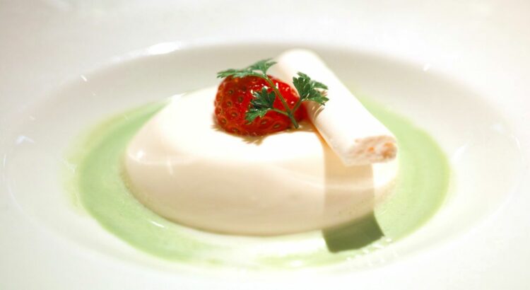 白くてプルプルのデザート「ブランマンジェ」とはどんなお菓子？パンナコッタや杏仁豆腐とは何が違う？