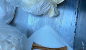 「ビーズクッションは破けるとこうなります」マシンガンズ滝沢さんによる、ゴミ捨ての注意喚起ツイートが話題に!