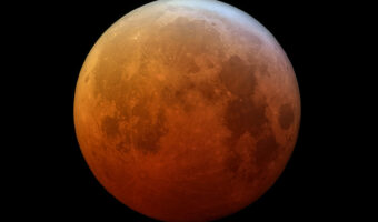 今夜は442年ぶり皆既月食+天王星食!日本でも完璧な皆既月食が観察可能!天気はどうか?