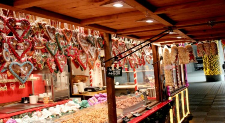 ドイツの伝統菓子「レープクーヘン」、クリスマスの飾り付けにされるクッキーのような見た目のケーキ