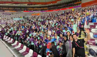 カタールW杯で起きたもう一つの奇跡!ドイツ戦後のスタジアムで日本サポーターが現地ボランティアの称賛を浴びていた!