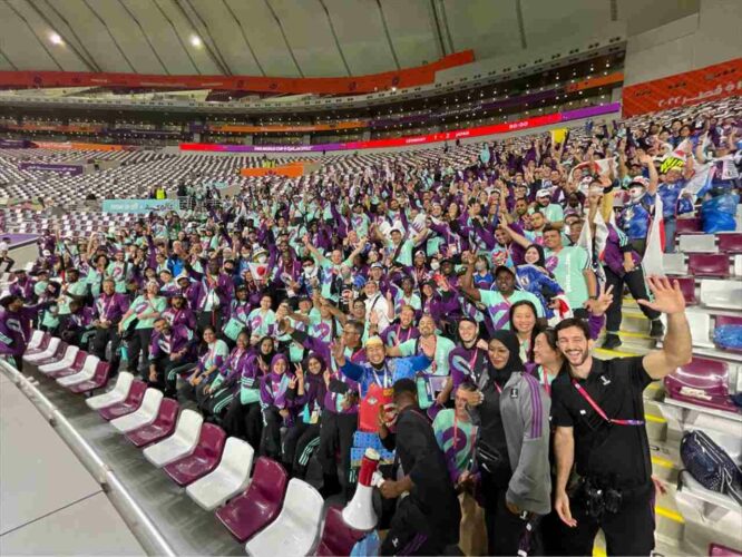 カタールW杯で起きたもう一つの奇跡！ドイツ戦後のスタジアムで日本サポーターが現地ボランティアの称賛を浴びていた！
