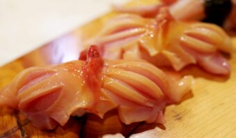 新鮮な赤貝からは血が出る！？その身が赤いのは人間の血液と同じある成分を含むから！！