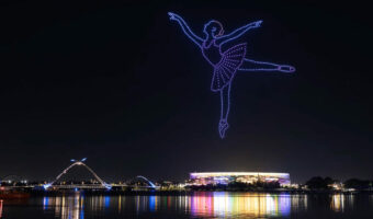 オーストラリアで行われた500機のドローンによるライトショー