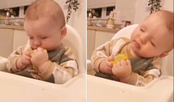 晩ごはんを食べる赤ちゃん。この日も元気いっぱいに過ごしたのでしょうか、もぐもぐしていますが、おねむなのかコクコクと船を漕いでいます