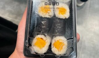 カタールでサーモンの寿司を買ったつもりが絶対に寿司にはしないはずの『あの食材』が入っていた!「食文化の違いってすごい」「世界中にアレンジされたSushiがあるな」