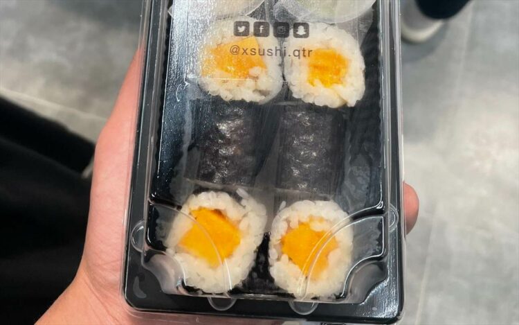 カタールでサーモンの寿司を買ったつもりが絶対に寿司にはしないはずの『あの食材』が入っていた！「食文化の違いってすごい」「世界中にアレンジされたSushiがあるな」