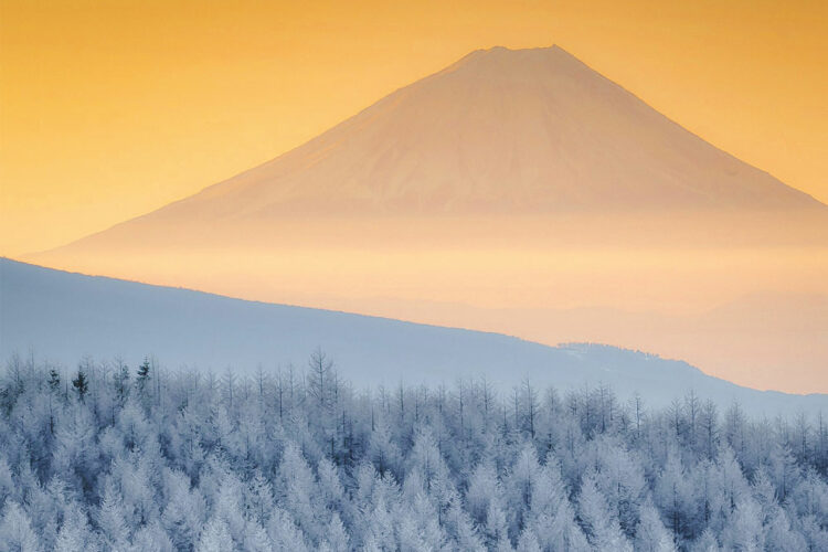 これは絵なの？写真なの！？こんな富士山見たことない！見事なコントラストを映し出した1枚が美しすぎると大反響。