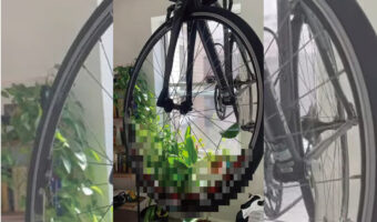 ひとりでに回る自転車のタイヤの怪。よく見たら・・『ある生き物』がタイヤに体を絡めて動き回っていました!