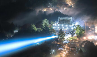 宇宙人の襲撃か!?お寺から謎のビーム光線が!!実在する光景なの?まるで映画のワンシーンのよう!(CGではありません!)