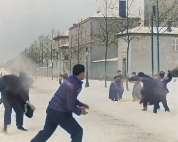 Twitterで話題の「初めて記録された雪合戦」の動画は本物？実は100年以上昔の映像をAI技術でレタッチされたものだった！