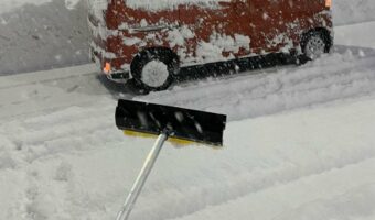 「こんな棒で勝てる気しないもんな・・・」一晩で積もった雪の量がハンパなさすぎると話題に！白いスポーツカーが乗っているよう・・・