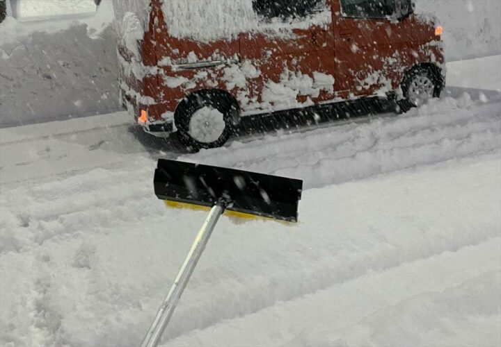 「こんな棒で勝てる気しないもんな・・・」一晩で積もった雪の量がハンパなさすぎると話題に！白いスポーツカーが乗っているよう・・・