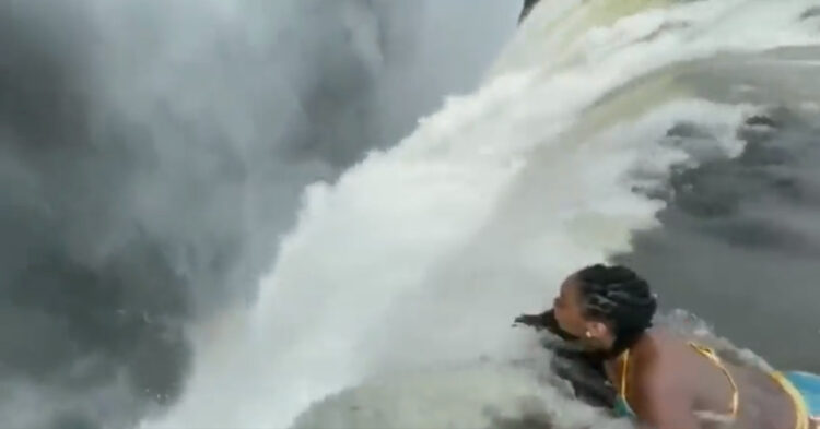 世界一危険なプールとも呼ばれるビクトリアの滝のデビルズプールから身を乗り出す女性の映像が怖すぎる！！