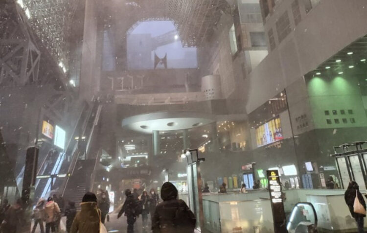 最強寒波で京都駅が大変なことに！！駅の中に雪が降ってるってなんで！？