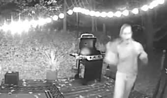 BBQコンロの蓋を開けた女性が突然絶叫し逃げたした!彼女はいったい何を見たのか!?