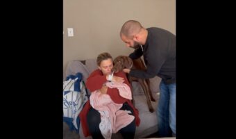 生まれたばかりの赤ちゃんとの初対面で喜びの愛犬！嬉しさが爆発していて飼い主さんがなだめても興奮しっぱなし！！