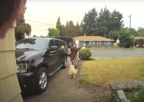 配達員さんに挨拶したい！置き配して車に戻る配達員さんを追いかけて、愛犬は外に出ると全力で走っていきます！！