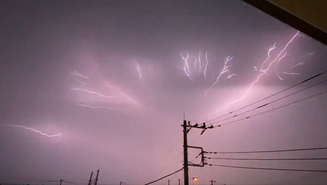 こんな雷見たことない！「すごいのが撮れたんだ・・・」埼玉のゲリラ豪雨の最中に撮影された雷が凄すぎた！【動画・埼玉】