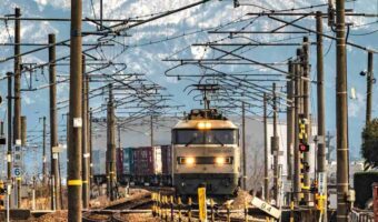 かっこよすぎる貨物列車の写真が話題に!背後に写っているとてつもない迫力の『立山連峰』とのコラボが必見!!