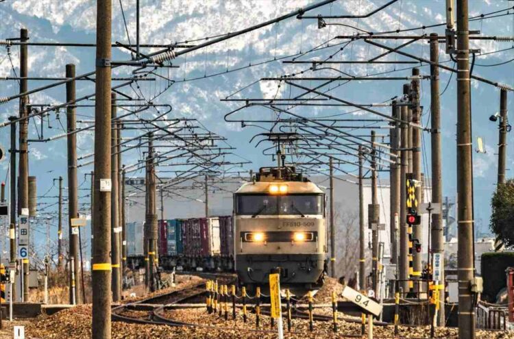 かっこよすぎる貨物列車の写真が話題に！背後に写っているとてつもない迫力の『立山連峰』とのコラボが必見！！