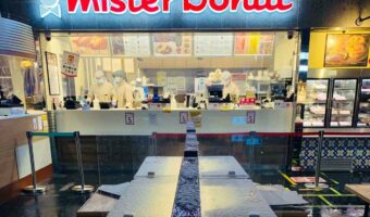 大寒波襲来で京都駅のミスドに雪が積もる！屋内なのに何でこんなことに！？ 完全にシュガーレイズドかココナッツのドーナツに・・・