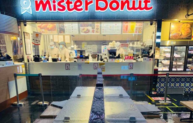 大寒波襲来で京都駅のミスドに雪が積もる！屋内なのに何でこんなことに！？ 完全にシュガーレイズドかココナッツのドーナツに・・・
